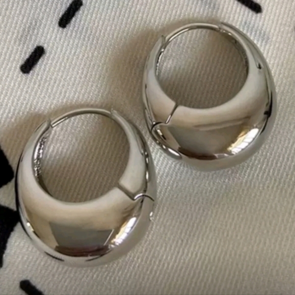 NEW! Antropologie Silver Plated Minimalist Chunky Graduated Huggie Hoop Earrings - Picture 5 of 5